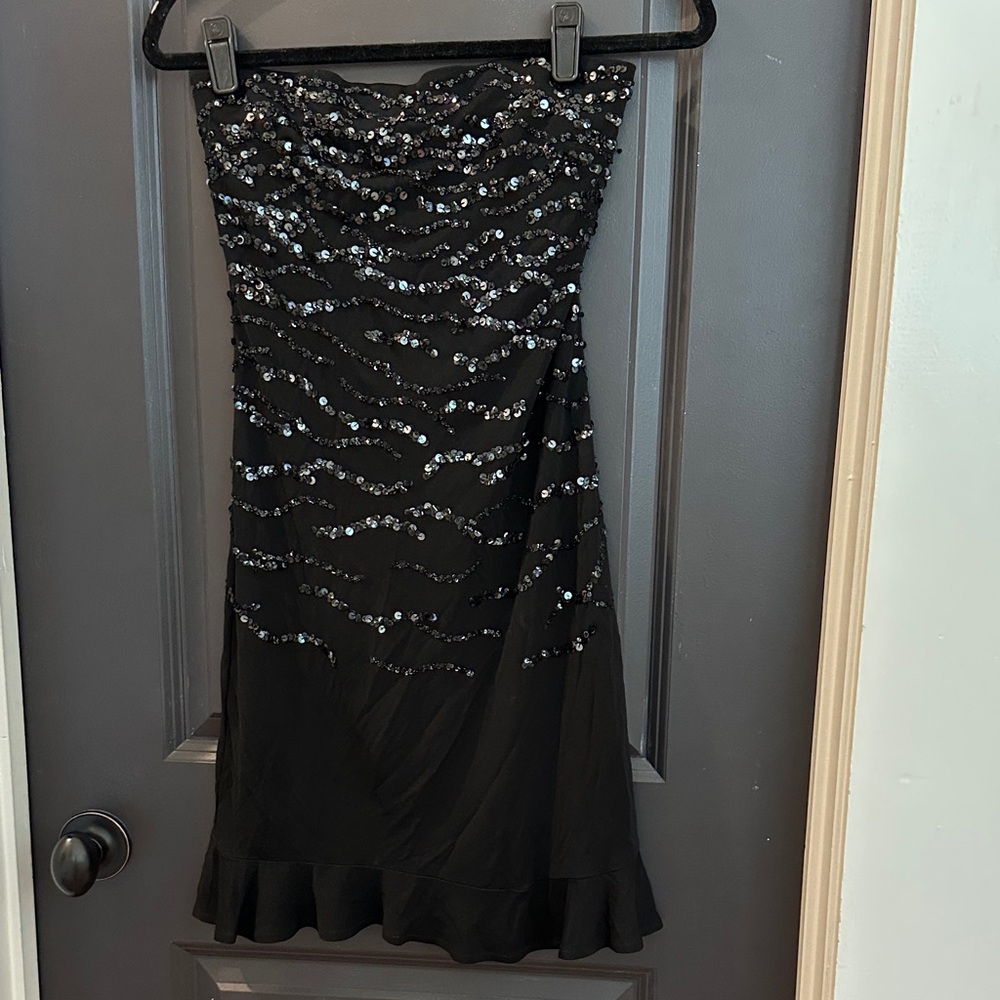 Preowned, size 4P Rimini Elegant Black Strapless Dress with Sequins
